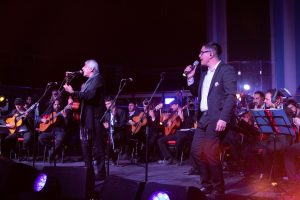 Peteco Carabajal con la Orquesta de Guitarras Tito Francia (4)