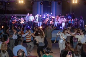 Peteco Carabajal con la Orquesta de Guitarras Tito Francia (6)