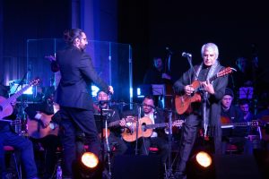Peteco Carabajal con la Orquesta de Guitarras Tito Francia (7)