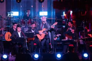 Peteco Carabajal con la Orquesta de Guitarras Tito Francia (8)