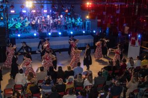 Peteco Carabajal con la Orquesta de Guitarras Tito Francia (9)
