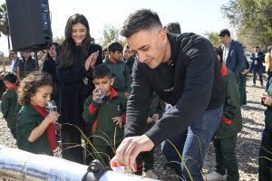 El intendente Marcos Calvente sirve las primeras copas de agua potable producia en la flamante planta potabilizadora de El Sauce.