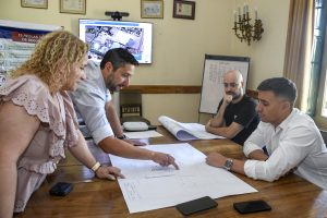El gerente  regional de Operaciones Diego Pastor, exhibe los planos de las inversiones que realizará Bodega Santa Ana durante el año próximo. Marcos Calvente y Carolina Vico observan el detalle. Al fondo, el enólogo Gastón Bordón.