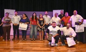 Los secretarios de Gobierno, Ignacio Conte, de Hacienda Alicia Zárate, de Gobierno Ramiro García, junto a la presidente del Concejo Deliberante Verónica Cancela, entregaron los obsequios a los trabajadores que cumplieron 25 años de servicio.