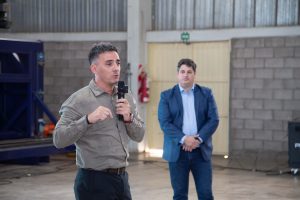 Calvente toma la palabra en la apertura del workshop Soluciones en tuberías flexibles para Oil&Gas. Lo escucha el gerente general de ArgPex , Claudio Cucchiari.