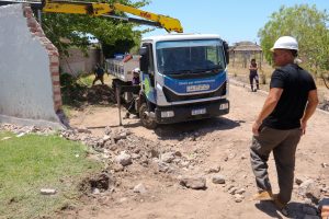 El intendente Marcos Calvente durante la demolición del muro que cortaba el acceso a calle Cochabamba a la altura de Estrada.