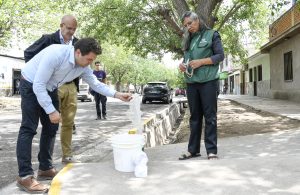El secretario de Gobierno, Ignacio Conte, abre el recipiente que contiene machos estériles de Aedes Aegypti, bajo la atenta mirada de Mónica López (Iscamen) y Marcelo Castillo (subdirector de Salud).
