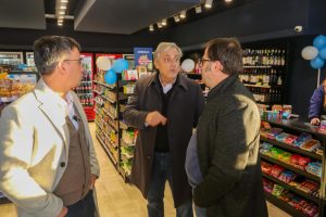 Calvente, Cioffi y el secretario de Obras de Guaymallén, Ramiro García, en La Barraca Market.