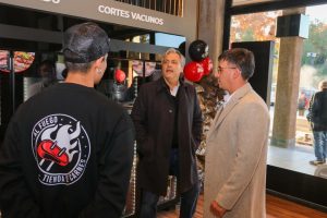 Adolfo Cioffi y Marcos Calvente visitan uno de los comercios de La Barraca Market.